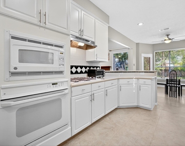 18502 Berry Leaf Court - Photo Thumbnail 9