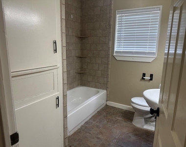 114 Forest Oaks Lane - Photo Thumbnail 3