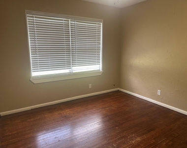 114 Forest Oaks Lane - Photo Thumbnail 5