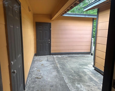 114 Forest Oaks Lane - Photo Thumbnail 7