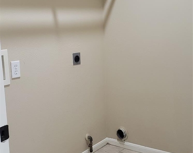 3839 Landon Park Drive - Photo Thumbnail 5