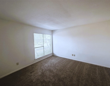 2820 S Bartell Drive - Photo Thumbnail 3