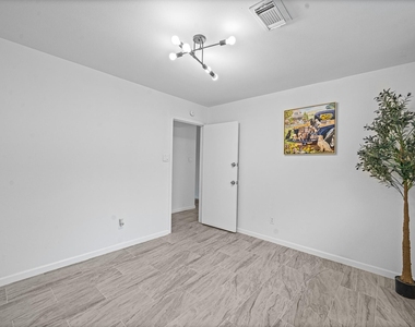 11823 S Willow Circle - Photo Thumbnail 19