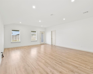 7915 Murciana Drive - Photo Thumbnail 15
