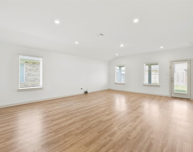 7915 Murciana Drive - Photo Thumbnail 14