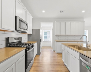 7915 Murciana Drive - Photo Thumbnail 8