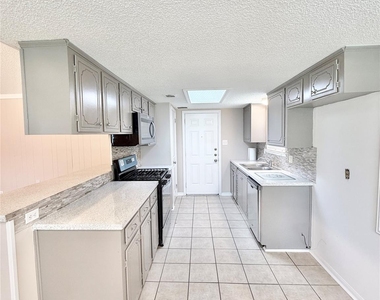 12426 Foxburo Drive - Photo Thumbnail 9