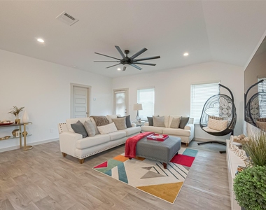 17 Desert Spring Lane - Photo Thumbnail 4