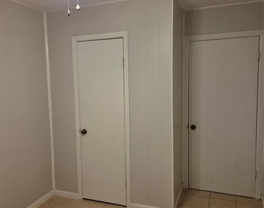 902 1/2 Euclid St Street - Photo Thumbnail 14