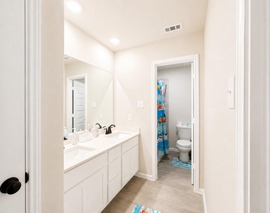 377 Selah Court - Photo Thumbnail 4