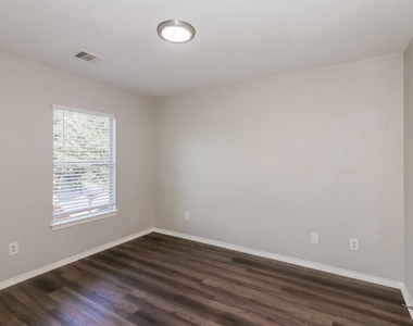 9510 Wakefield Village Drive - Photo Thumbnail 11