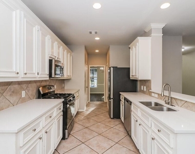 9510 Wakefield Village Drive - Photo Thumbnail 5