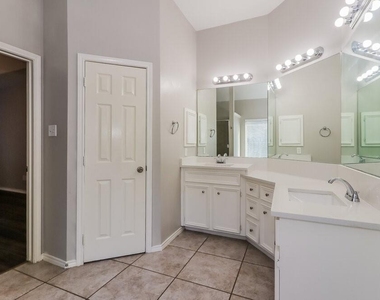 9510 Wakefield Village Drive - Photo Thumbnail 8