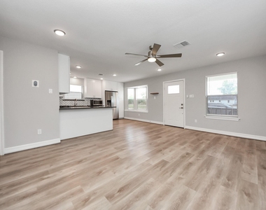 821 E 36th Street - Photo Thumbnail 17