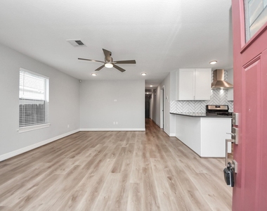 821 E 36th Street - Photo Thumbnail 14