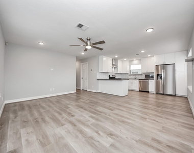 821 E 36th Street - Photo Thumbnail 18