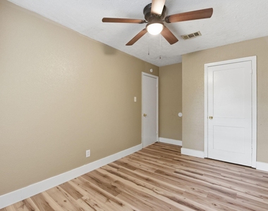 1109 E Walker Street - Photo Thumbnail 30