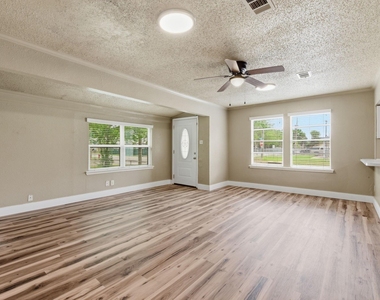 1109 E Walker Street - Photo Thumbnail 7