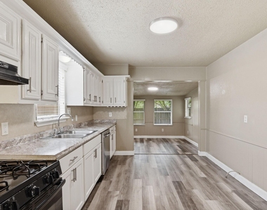 1109 E Walker Street - Photo Thumbnail 15