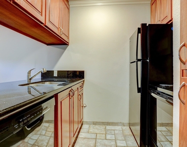 611 Hawthorne Street - Photo Thumbnail 5