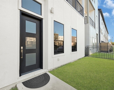 2317 Eagle Street - Photo Thumbnail 3