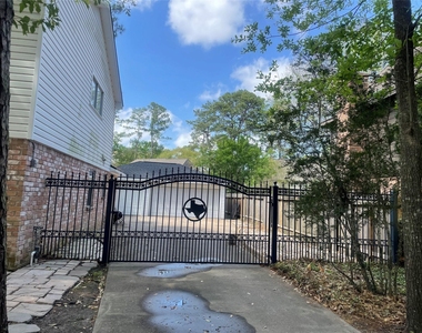 8218 Oak Moss Drive - Photo Thumbnail 2