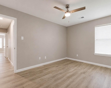 9506 Lasbury Drive - Photo Thumbnail 14