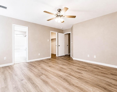 9506 Lasbury Drive - Photo Thumbnail 12
