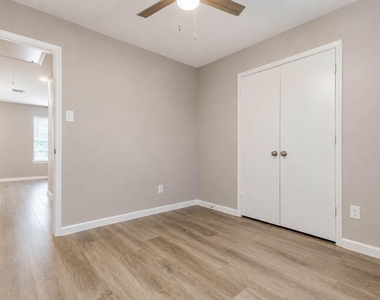 9506 Lasbury Drive - Photo Thumbnail 13