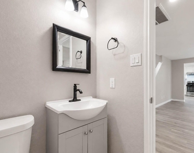 9506 Lasbury Drive - Photo Thumbnail 10