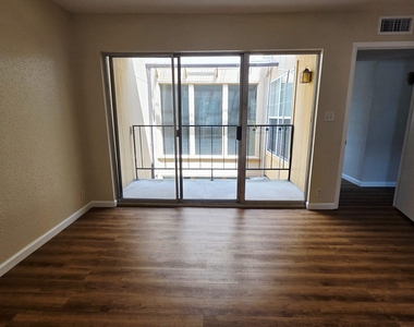 2323 Augusta Drive - Photo Thumbnail 9