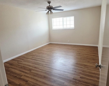 2323 Augusta Drive - Photo Thumbnail 8