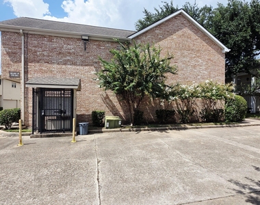 2323 Augusta Drive - Photo Thumbnail 14