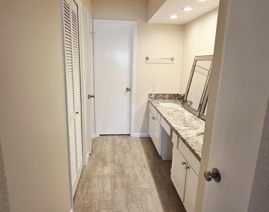 2323 Augusta Drive - Photo Thumbnail 11