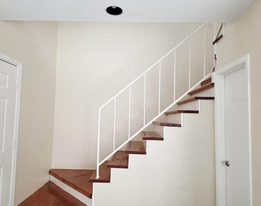 2323 Augusta Drive - Photo Thumbnail 6