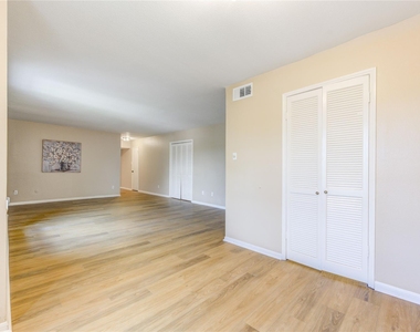 351 N Post Oak Lane - Photo Thumbnail 8