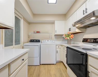 351 N Post Oak Lane - Photo Thumbnail 9