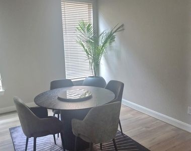 809 Coronado Terrace Ln - Photo Thumbnail 8