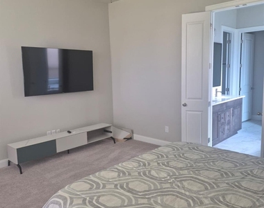 809 Coronado Terrace Ln - Photo Thumbnail 10