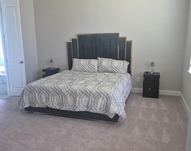 809 Coronado Terrace Ln - Photo Thumbnail 9
