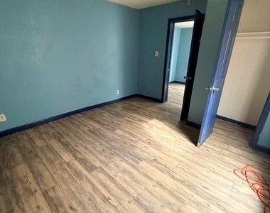 5006 Avenue M - Photo Thumbnail 7