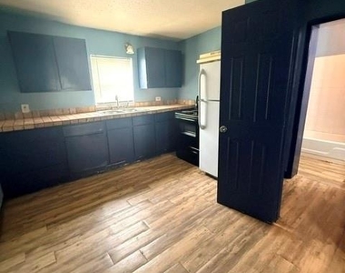 5006 Avenue M - Photo Thumbnail 1