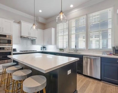 805 Bringhurst Street - Photo Thumbnail 12