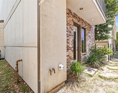 1903 Crockett Street - Photo Thumbnail 6