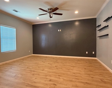 1147 Norham Street - Photo Thumbnail 2