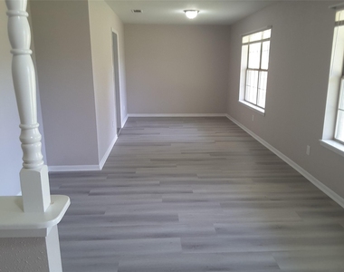 18521 Railroad Avenue - Photo Thumbnail 6