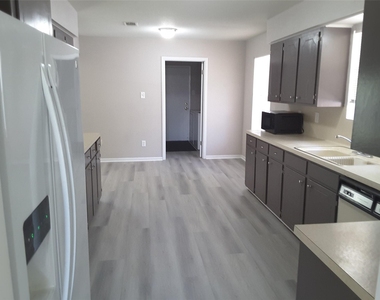 18521 Railroad Avenue - Photo Thumbnail 11