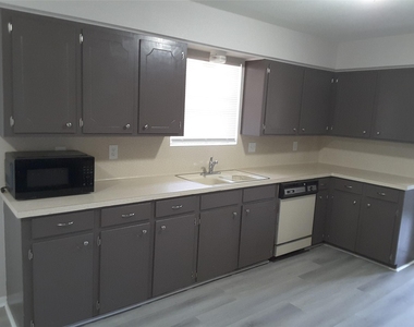 18521 Railroad Avenue - Photo Thumbnail 12