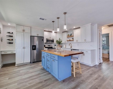 5266 Beach Drive Se - Photo Thumbnail 2