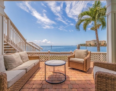 5266 Beach Drive Se - Photo Thumbnail 13